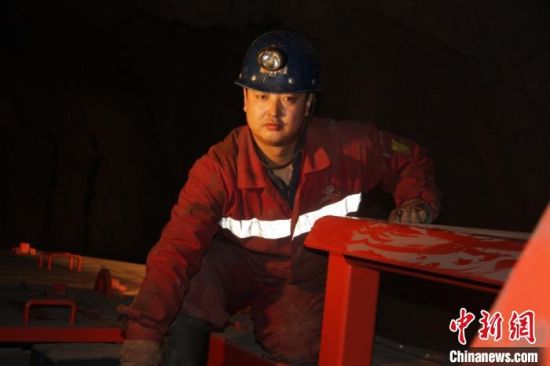 鏡鐵山礦位于祁連山南山山脈中段，是一個高海拔、高山型井下礦山，空氣稀薄，自然條件惡劣。圖為謝生瑞在礦區(qū)。(資料圖)受訪者供圖